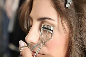 How to Use an Eyelash Curler Correctly (Step-by-Step)