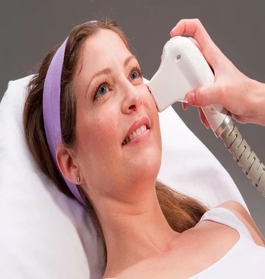 Laser Skin Tightening in Dubai – Where It Fits When Surgery Is Too Much